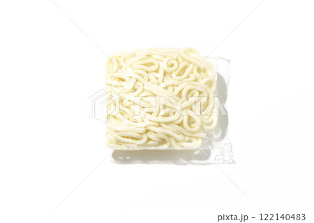 茹でる前の袋入りうどんを白背景で撮影 122140483