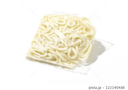 茹でる前の袋入りうどんを白背景で撮影 茹でる前の袋入りうどんを白背景で撮影 122140486