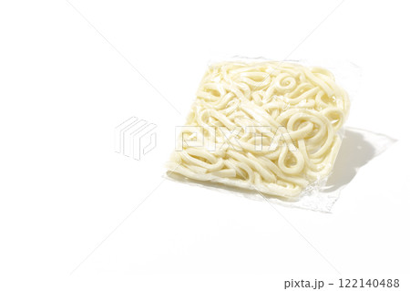 茹でる前の袋入りうどんを白背景で撮影 茹でる前の袋入りうどんを白背景で撮影 122140488