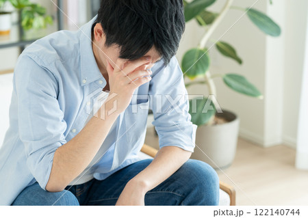 悩む若い男性 悩む若い男性 122140744