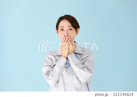 女性 作業着 驚く 女性 作業着 驚く 122140828