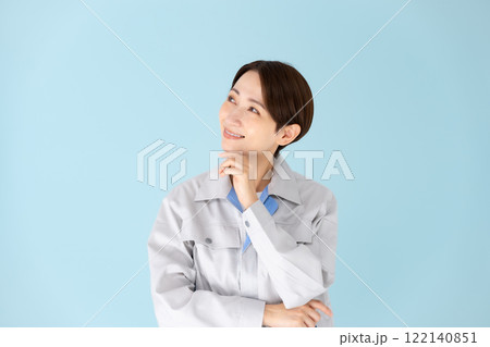 女性　作業着　考える　笑顔 122140851