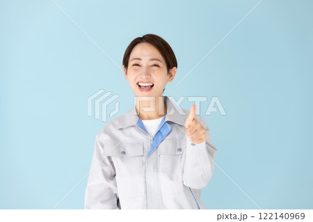 女性 作業着 サムズアップ 女性 作業着 サムズアップ 122140969