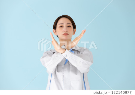 女性　作業着　バツ 122140977