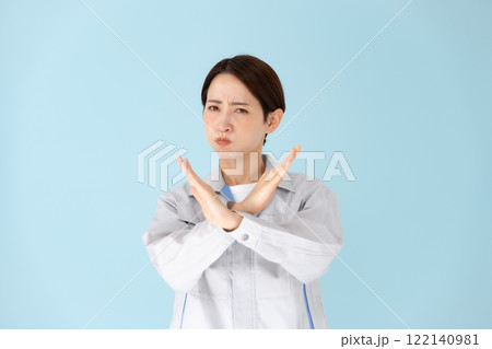 女性　作業着　バツ 122140981