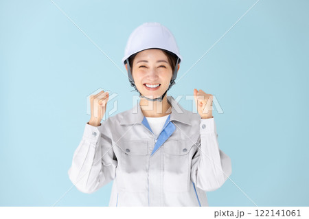 女性 作業着 ヘルメット ガッツポーズ 女性 作業着 ヘルメット ガッツポーズ 122141061