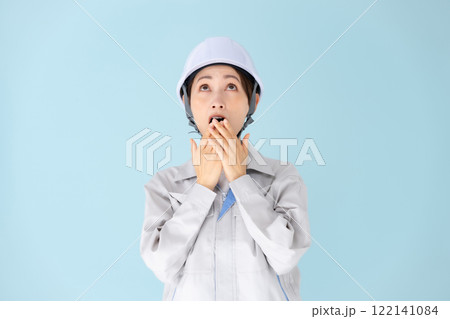 女性 作業着 ヘルメット 驚く 女性 作業着 ヘルメット 驚く 122141084