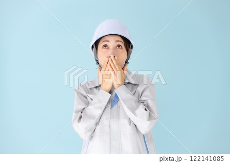 女性 作業着 ヘルメット 驚く 女性 作業着 ヘルメット 驚く 122141085