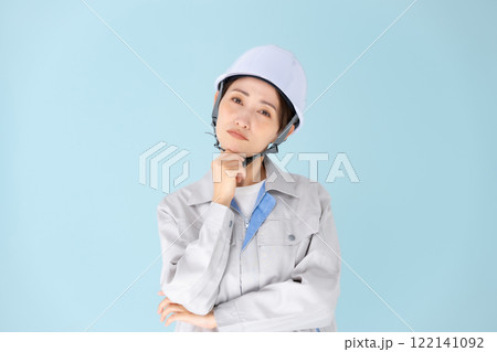 女性　作業着　ヘルメット　悩む 122141092