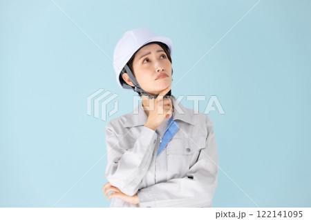 女性　作業着　ヘルメット　悩む 122141095