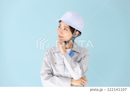 女性 作業着 ヘルメット 笑顔 女性 作業着 ヘルメット 笑顔 122141107