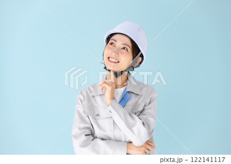 女性 作業着 ヘルメット 笑顔 女性 作業着 ヘルメット 笑顔 122141117