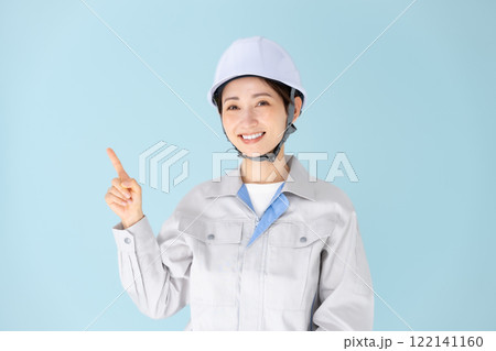 女性 作業着 ヘルメット 指差し 女性 作業着 ヘルメット 指差し 122141160