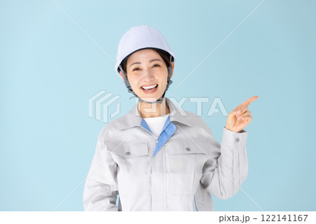 女性 作業着 ヘルメット 指差し 女性 作業着 ヘルメット 指差し 122141167