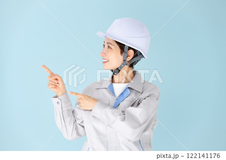 女性　作業着　ヘルメット　指差し 122141176