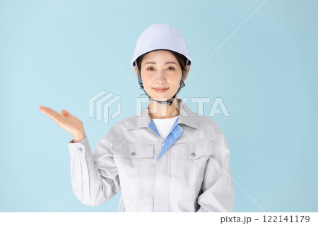 女性 作業着 ヘルメット 手かざし 女性 作業着 ヘルメット 手かざし 122141179