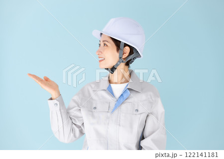 女性　作業着　ヘルメット　手かざし 122141181