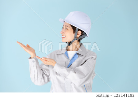 女性　作業着　ヘルメット　手かざし 122141182