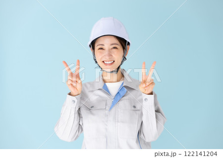 女性　作業着　ヘルメット　ピース 122141204