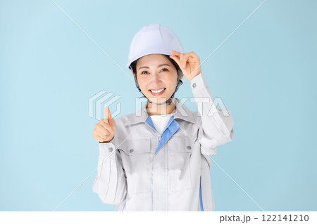 女性　作業着　ヘルメット　サムズアップ 122141210