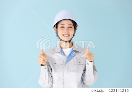 女性　作業着　ヘルメット　サムズアップ 122141216