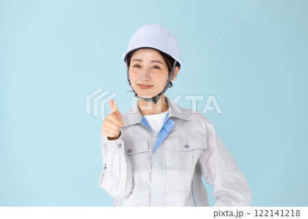 女性　作業着　ヘルメット　サムズアップ 122141218