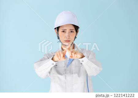 女性 作業着 ヘルメット バツ 女性 作業着 ヘルメット バツ 122141222