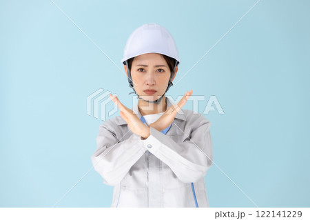 女性　作業着　ヘルメット　バツ 122141229