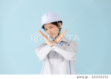 女性　作業着　ヘルメット　バツ 122141232