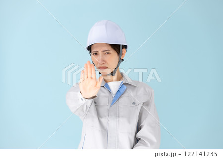 女性　作業着　ヘルメット　お断り 122141235