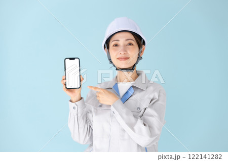 女性 作業着 ヘルメット スマホ 女性 作業着 ヘルメット スマホ 122141282