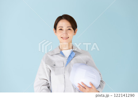 女性　作業着　ヘルメット　笑顔 122141290