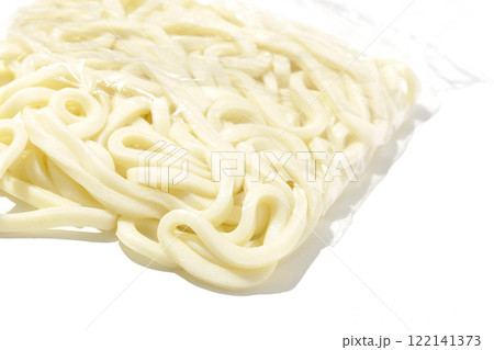 茹でる前の袋入りうどんを白背景で撮影 122141373