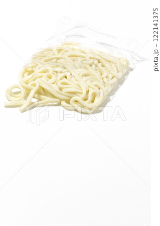 茹でる前の袋入りうどんを白背景で撮影 122141375
