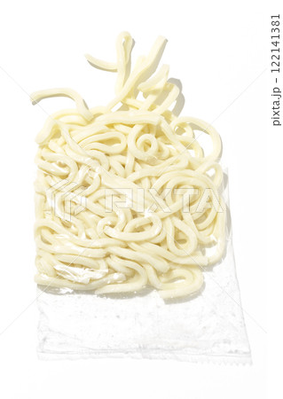 茹でる前の袋入りうどんを白背景で撮影 122141381