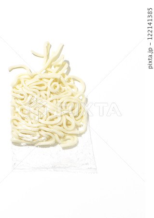 茹でる前の袋入りうどんを白背景で撮影 122141385