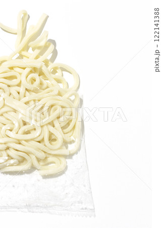 茹でる前の袋入りうどんを白背景で撮影 122141388