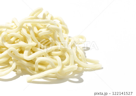 茹でる前のうどんを白背景で撮影 122141527