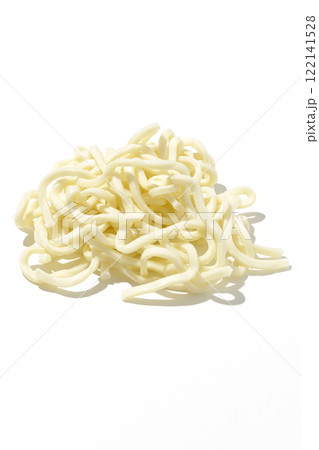 茹でる前のうどんを白背景で撮影 茹でる前のうどんを白背景で撮影 122141528