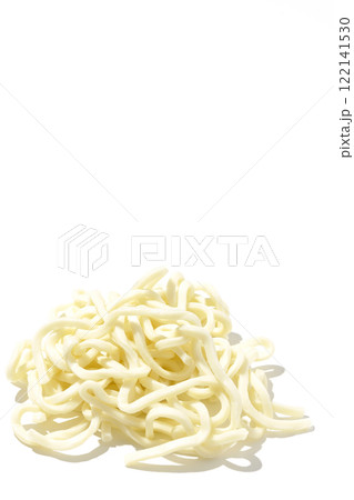 茹でる前のうどんを白背景で撮影 茹でる前のうどんを白背景で撮影 122141530