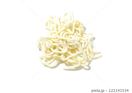 茹でる前のうどんを白背景で撮影 茹でる前のうどんを白背景で撮影 122141534