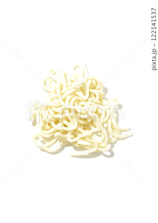 茹でる前のうどんを白背景で撮影 茹でる前のうどんを白背景で撮影 122141537