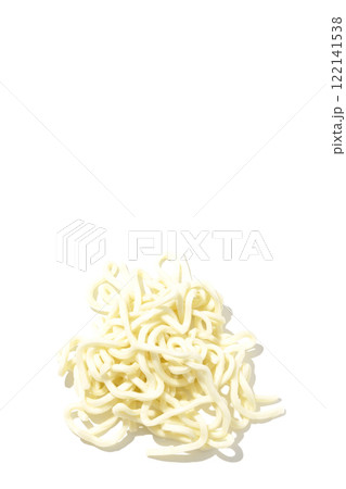 茹でる前のうどんを白背景で撮影 茹でる前のうどんを白背景で撮影 122141538