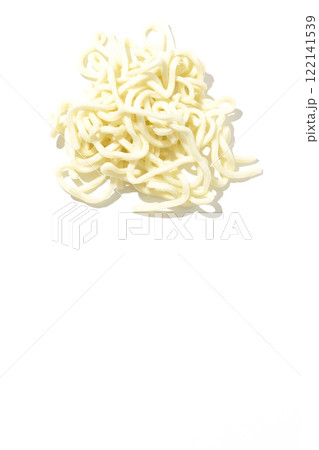 茹でる前のうどんを白背景で撮影 茹でる前のうどんを白背景で撮影 122141539