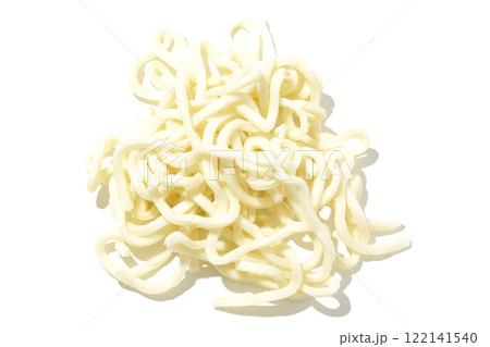 茹でる前のうどんを白背景で撮影 122141540