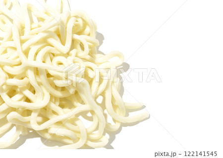 茹でる前のうどんを白背景で撮影 122141545