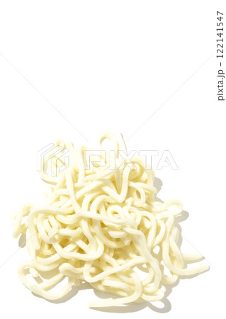 茹でる前のうどんを白背景で撮影 122141547