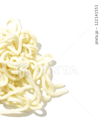茹でる前のうどんを白背景で撮影 茹でる前のうどんを白背景で撮影 122141551