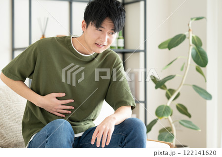 お腹が痛い若い男性 122141620