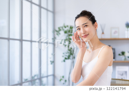 若い女性のスキンケア 若い女性のスキンケア 122141794